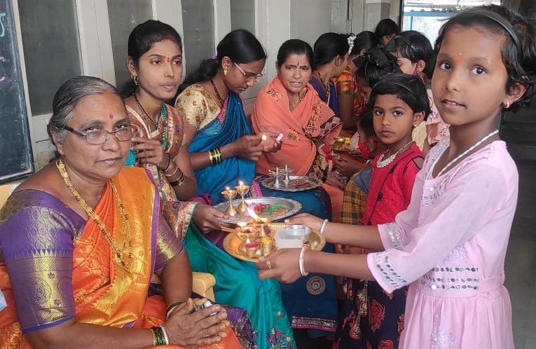 माधव विद्या मंदिर मध्ये मातृ-पितृ दिन अतिशय उत्साहात व भावनिक वातावरणात साजरा